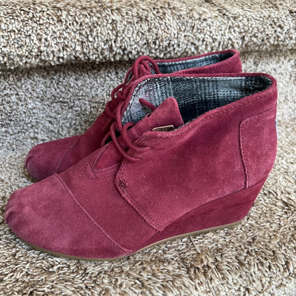 Toms Women's Burgundy Desert Suede Ankle Wedge Boots.